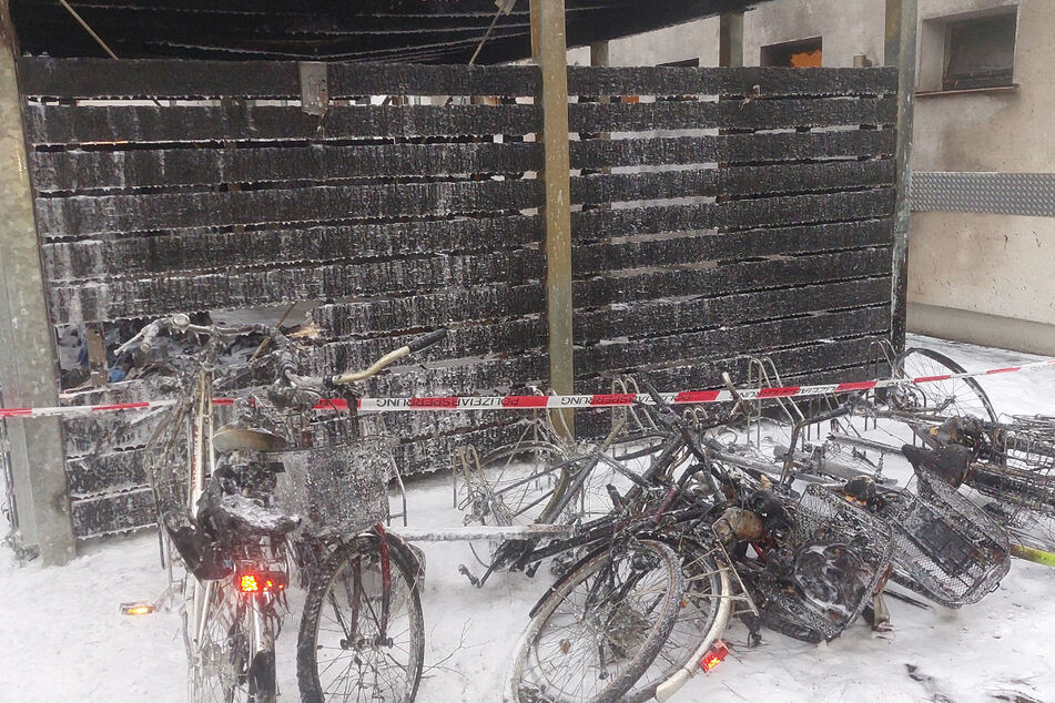 Zahlreiche Fahrräder wurden durch das Feuer im Schuppen beschädigt.