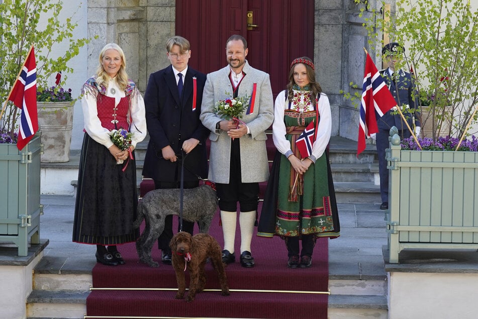Die norwegische Thronfolger-Familie (v.l.): Kronprinzessin Mette-Marit, Sohn Sverre Magnus (20), Kronprinz Haakon (52) und Tochter Ingrid Alexandra.