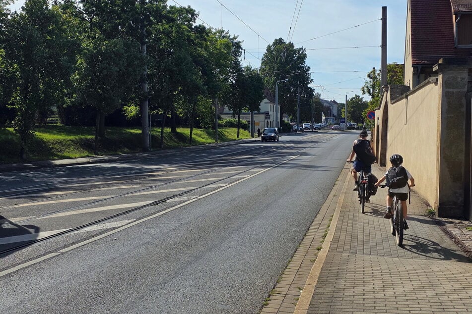 Auf der Mügelner Straße in Prohlis werden ab heute rote Radwege markiert. Autos müssen künftig die Schienentrasse nutzen.