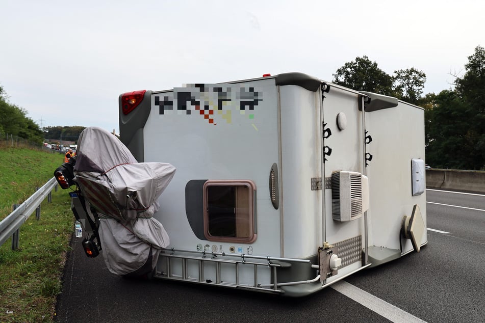 Warum der Fahrer des Wohnmobils (68) die Kontrolle über sein Fahrzeug verlor, ist bislang noch unklar.