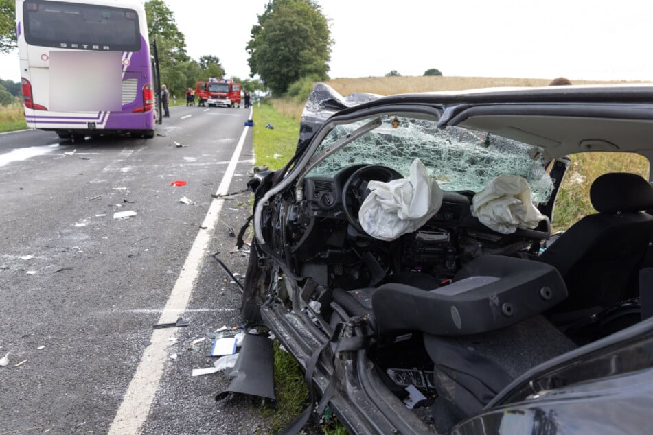 Tragischer Unfall in Oberfranken: Junge Autofahrerin kracht frontal in Linienbus