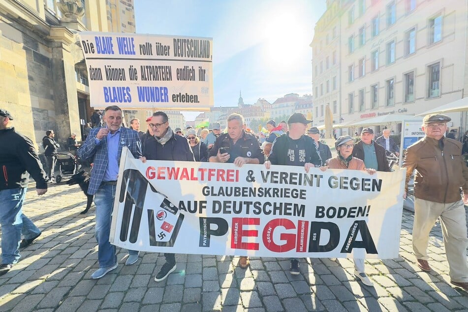 Nach rund einer Stunde zog Pegida los - darunter Chef Lutz Bachmann (51, l.)