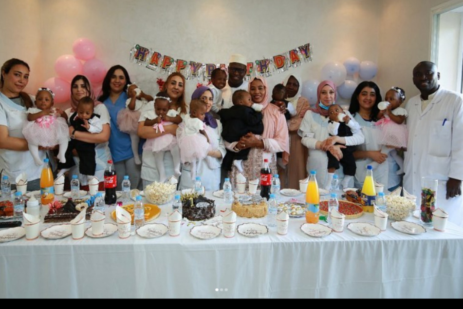 Die Festgäste waren bester Laune und die Geburtstagskinder Oumar, Elhadji, Bah, Mohammed VI, Adama, Oumou, Hawa, Kadidia und Fatouma ebenso.