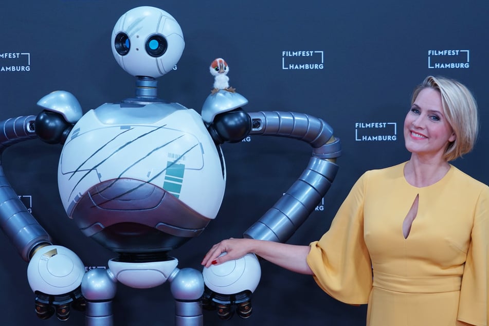 Judith Rakers (48) zusammen mit Roboter Roz bei der Deutschlandpremiere von "Der wilde Roboter" beim Filmfest Hamburg.