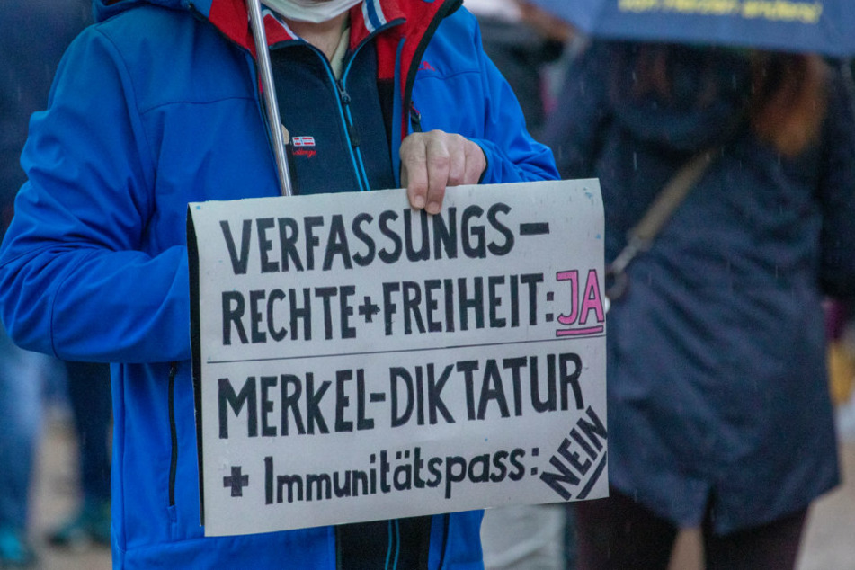 Mit ihrem Montagsspaziergang protestierten die Leute gegen die Corona-Maßnahmen.