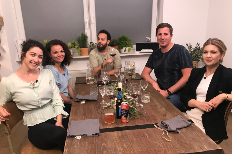 Die "Das perfekte Dinner"-Runde diese Woche (v.l.n.r.): Eda (29), Sam (31), Moritz (31), Christoph (38) und Laura (29).