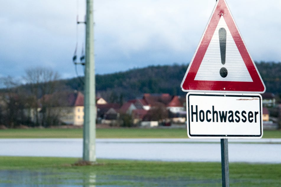 In Niederbayern sorgten heftige Regenfälle dafür, dass Flüsse über ihre Ufer traten. (Symbolbild)