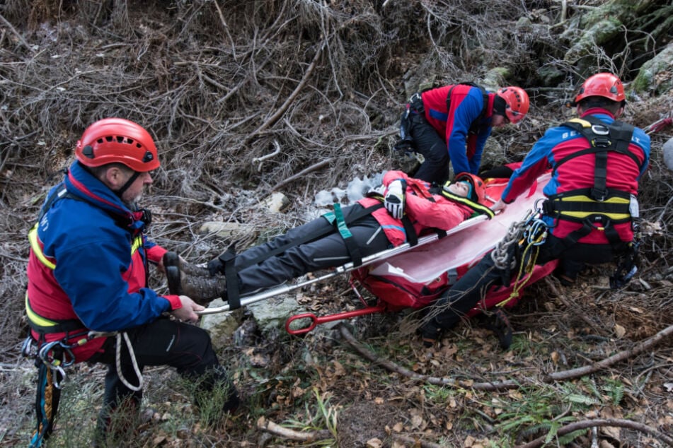 Bergretter der Bergwacht üben auf dem Feldberg im Schwarzwald die Rettung einer verletzten Person, die an einem Abhang abgestürzt war.