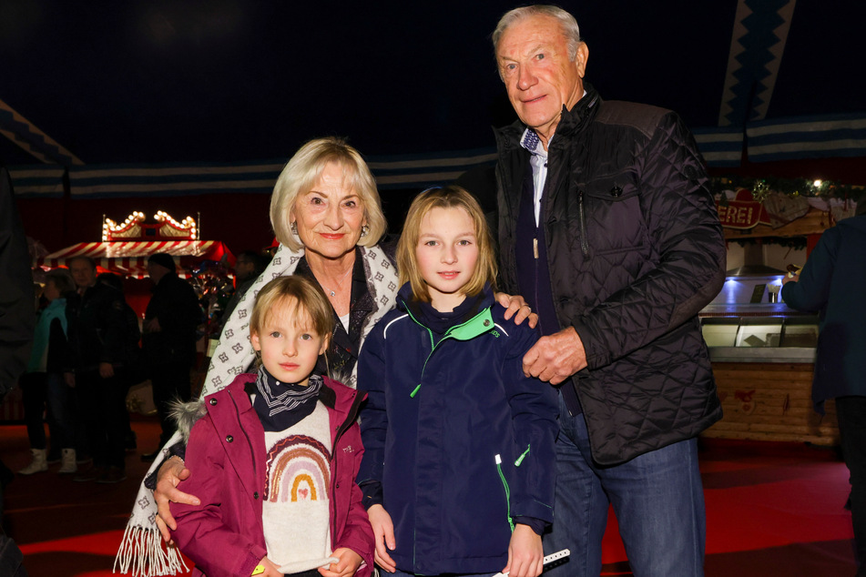 Dynamo-Legende Eduard Geyer (78) kam mit Frau Angelika (76) sowie den Enkeln Luise (11) und Emil (6) zur Premiere.