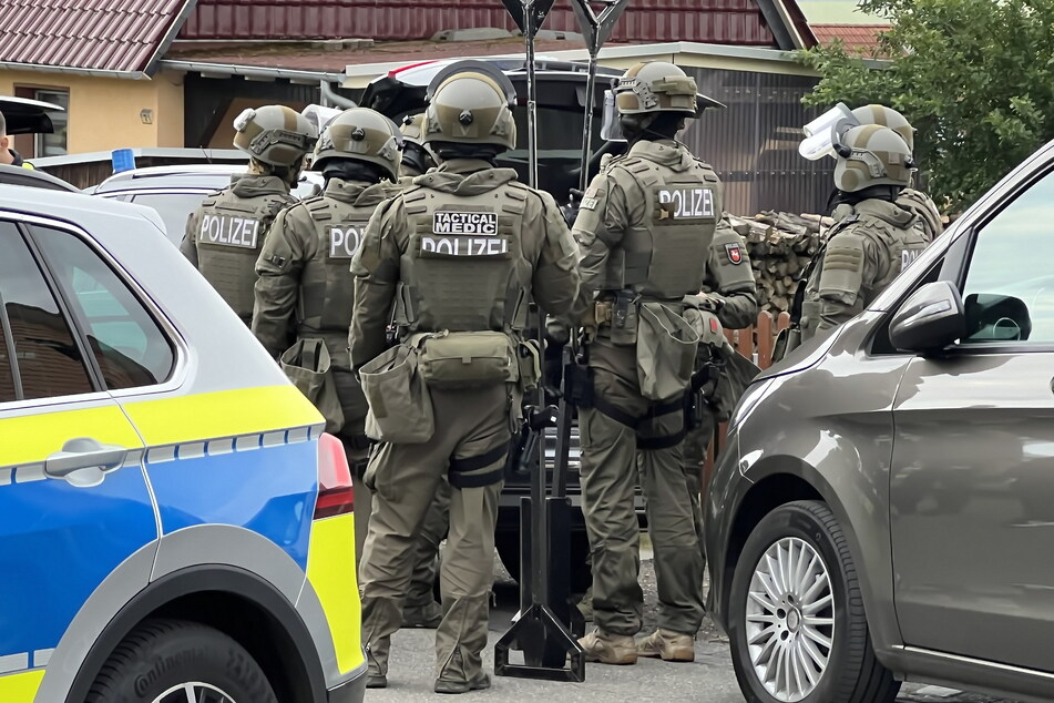 Zahlreiche Spezialeinsatzkräfte waren in Tettenborn vor Ort, um mit dem Betroffenen zu verhandeln.