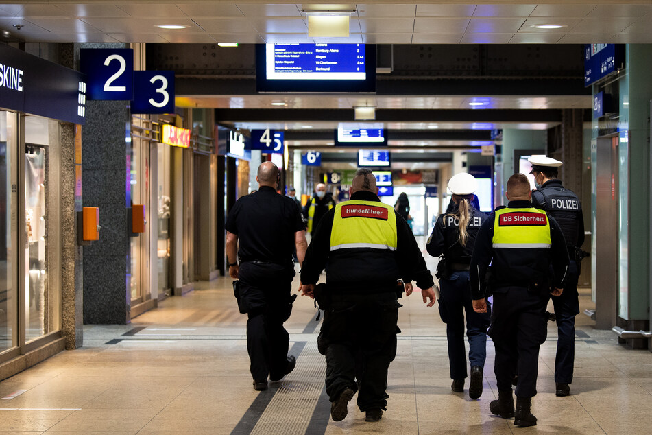 Die Bundespolizei wird am Freitag am Kölner Bahnhof auf häufige Tricks von Taschendieben aufmerksam machen.