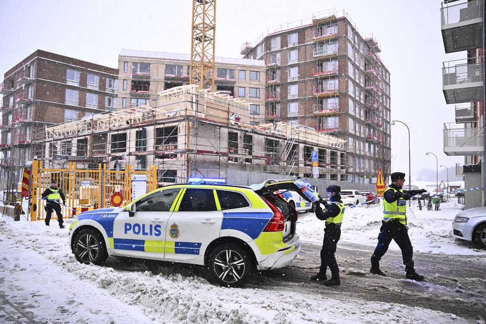 Die Polizei untersucht den Unfall in Sundbyberg, bei der fünf Menschen ums Leben gekommen sind.