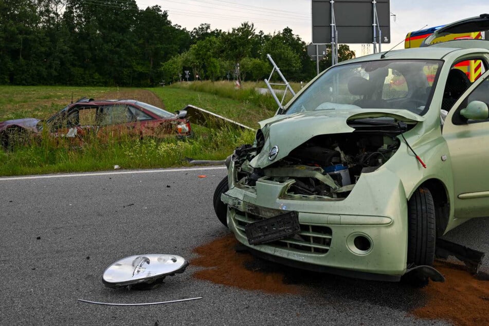 Vorfahrtsfehler endet auf Feld: Autos erleiden Totalschaden!