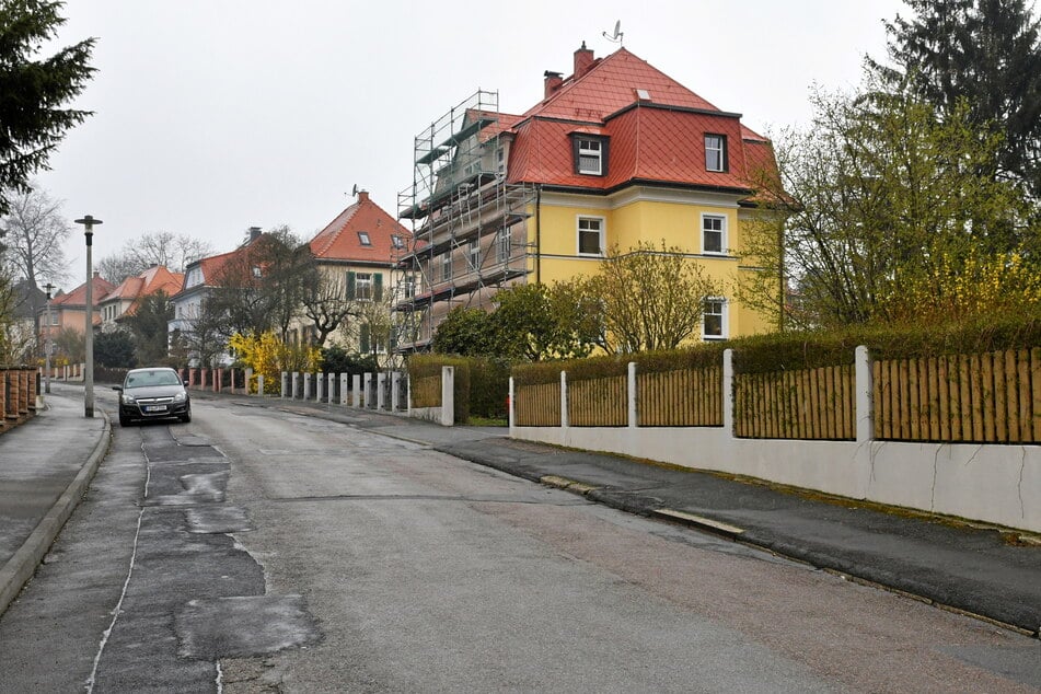 Bluttat in Freiberg: Die Kripo ermittelt nach dem Tod einer Rentnerin auch gegen den schwer verletzten Ehemann.