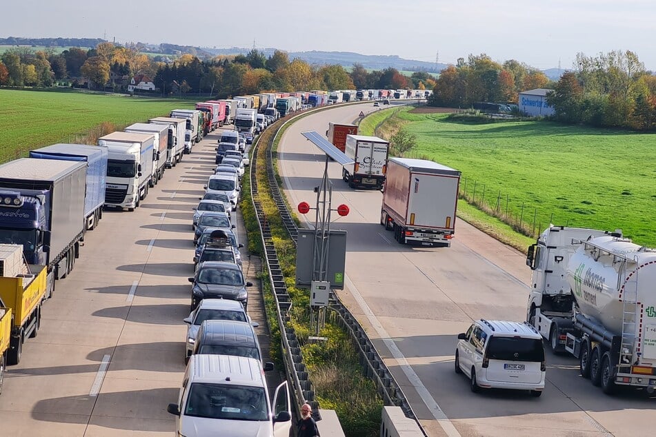 Hinter dem defekten Truck bildete sich ein kilometerlanger Stau.