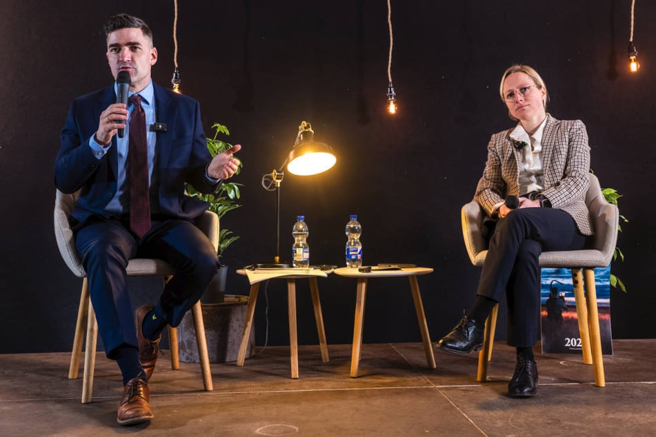 Rechtsextremist Martin Sellner (37) und AfD-Frau Lena Kotré (38) beim gemeinsamen Auftritt in Vetschau.