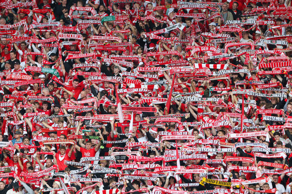 In der Westkurve im Stadion an der Hafenstraße sind Frauen offenbar nicht gerne an vorderster Front gesehen.