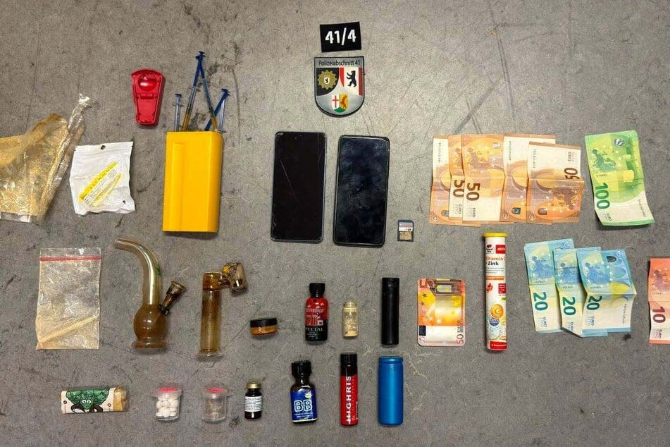Als die Beamten einen E-Scooter-Fahrer stoppten, ahnten sie wohl kaum, was bei der anschließenden Kontrolle alles zum Vorschein kommen würde.