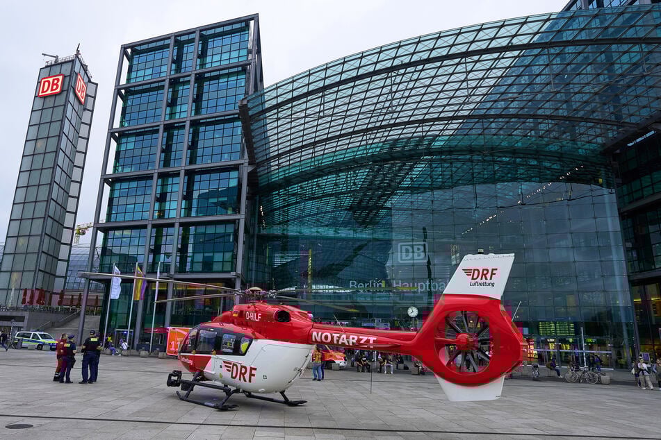 Für die medizinische Behandlung der beiden Verletzten sei ein Rettungshubschrauber hinzugerufen worden. (Archivbild)