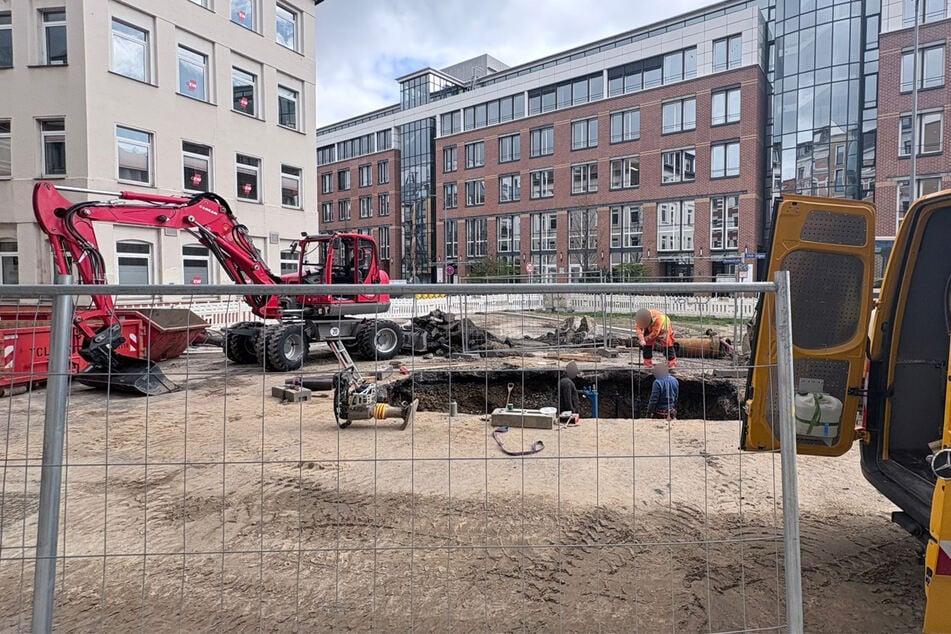 Um das kaputte Rohr zu reparieren, wurde der Asphalt aufgeschnitten. Das muss jetzt wieder behoben werden.