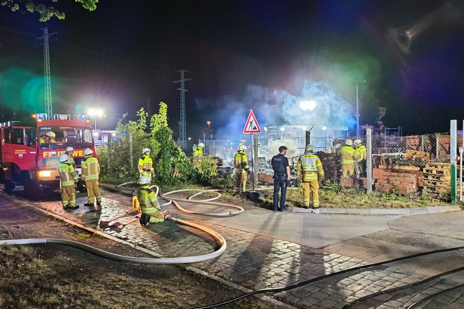 Die Feuerwehr setzte neben Wasser auch Löschschaum ein.