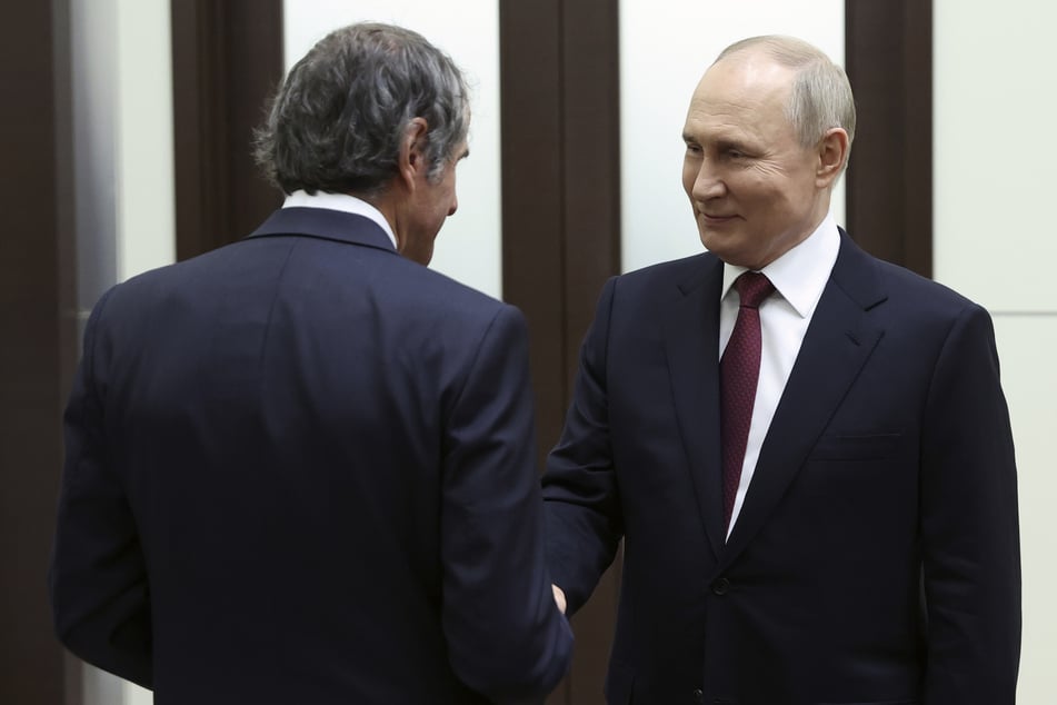 Der russische Präsident Wladimir Putin (71, r.), und Rafael Mariano Grossi, Chef der Internationalen Atomenergiebehörde (IAEA), während ihres Treffens in Sotschi.
