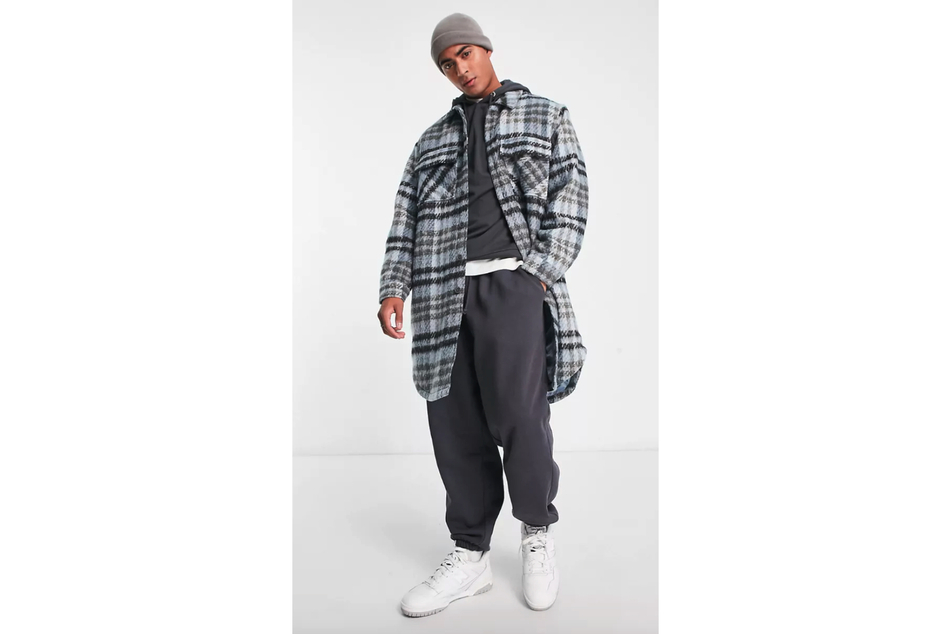 Die stylische Hemdjacke von ASOS DESIGN hat ein blaues Karomuster und einen langen Schnitt.