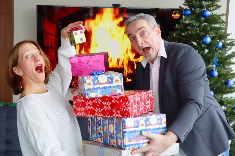 Die beiden Morgenshow-Moderatoren Amrei Gericke und Tilo Liebsch sorgen für gute Laune und begleiten die Weihnachtsgeschenke-Aktion.