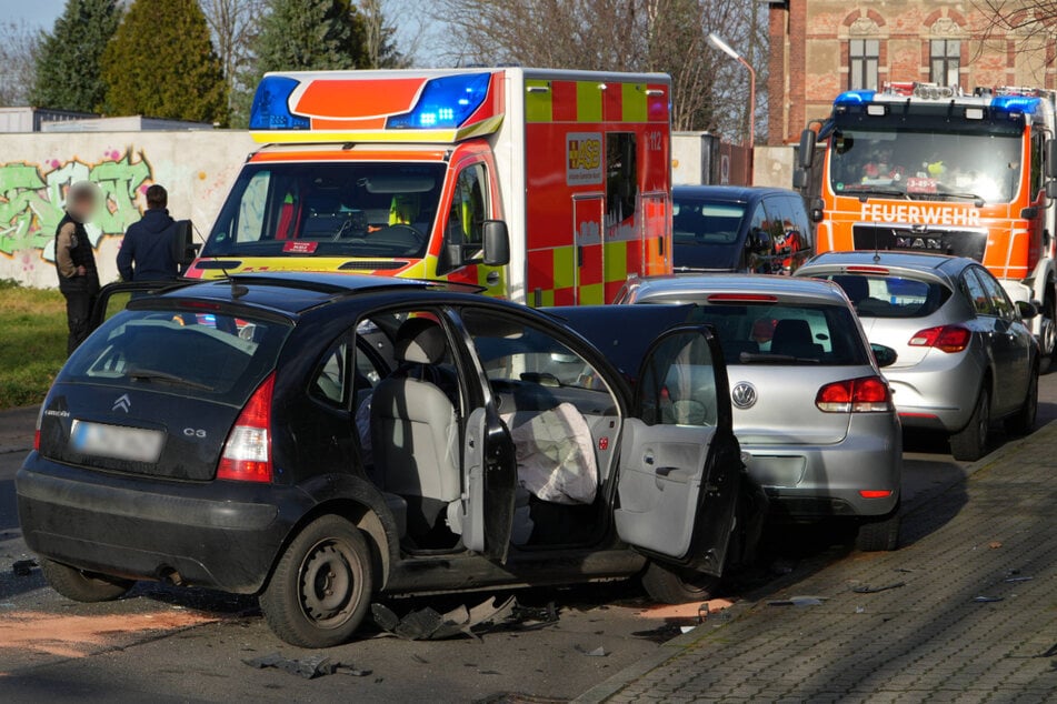 Der vollbesetzte Citroën C3 krachte in einen parkenden VW.