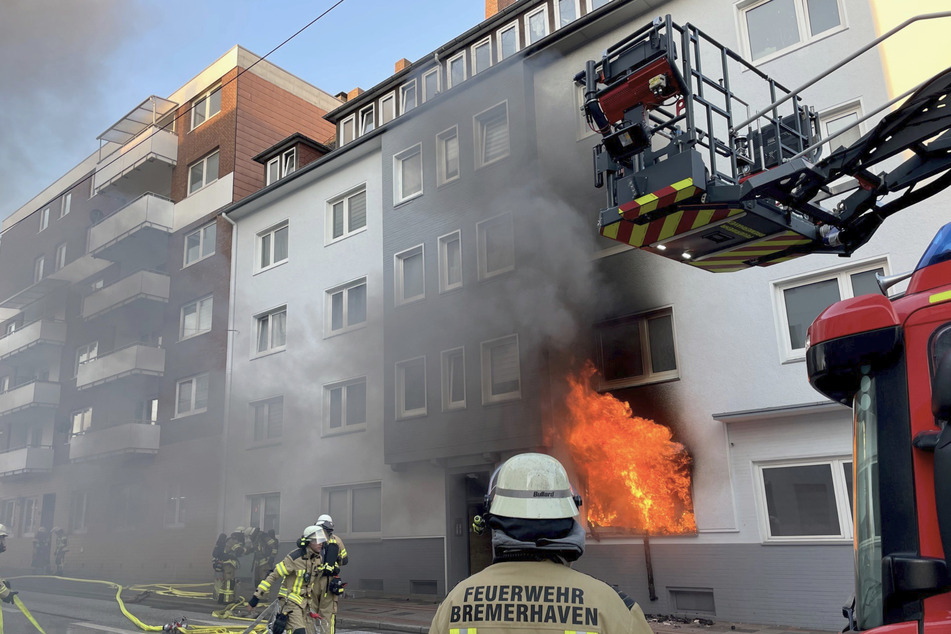 In einem Mehrfamilienhaus in Bremerhaven war in einer Wohnung ein Feuer ausgebrochen.
