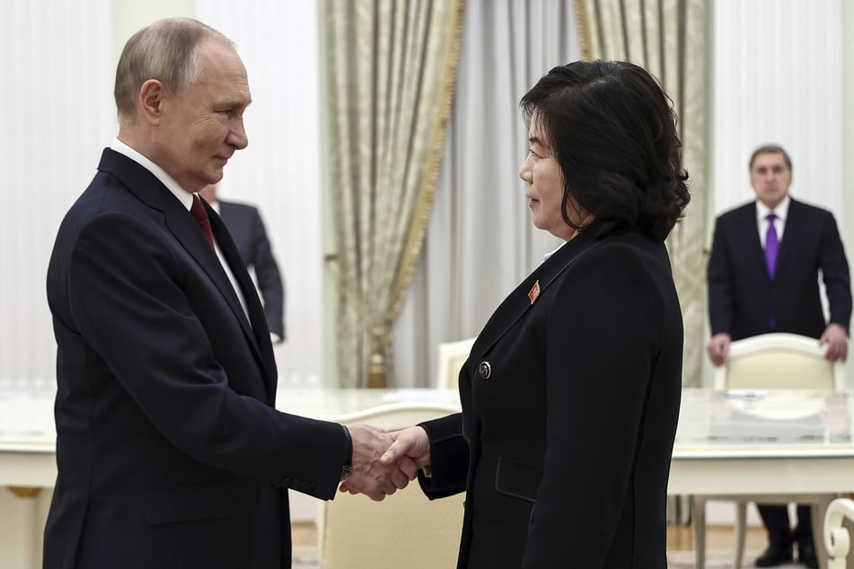 Der russische Präsident Wladimir Putin (72, l.) begrüßt die nordkoreanische Außenministerin Choe Son-hui (60, r.)während ihres Treffens im Kreml.