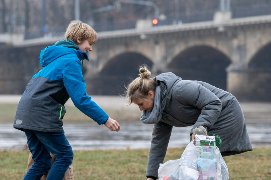 Familien, die am Elbufer Abfall sammeln gehen (müssen), auch das ist ein sichtbarer Teil des Müll-Problems.