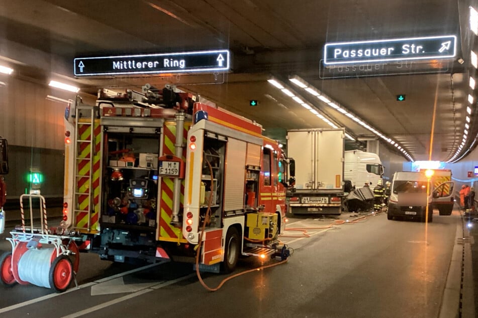 An der Abfahrt zur Passauer Straße krachte ein Lkw gegen die Fahrbahntrennung.