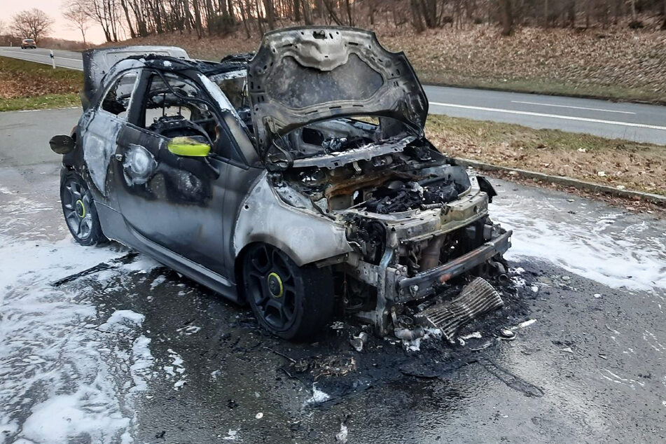 Auto fängt während der Fahrt Feuer und geht in Flammen auf