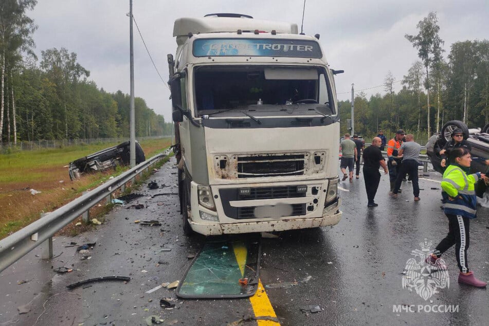 Der Autotransporter scheint den Vorfall besser überstanden zu haben ...