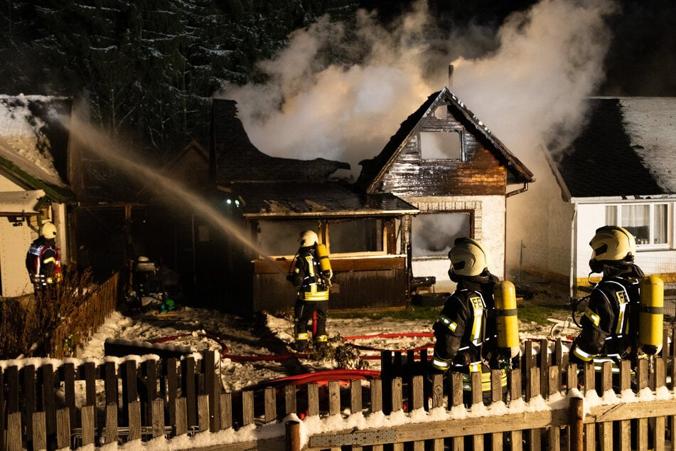 Ein Gartenhaus brannte in der Nacht auf Sonntag in Johanngeorgenstadt (Erzgebirge) komplett aus.