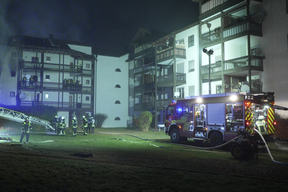 Feuerwehrleute im Einsatz bei einem Brand in einem Mehrfamilienwohnhaus in Peißenberg.