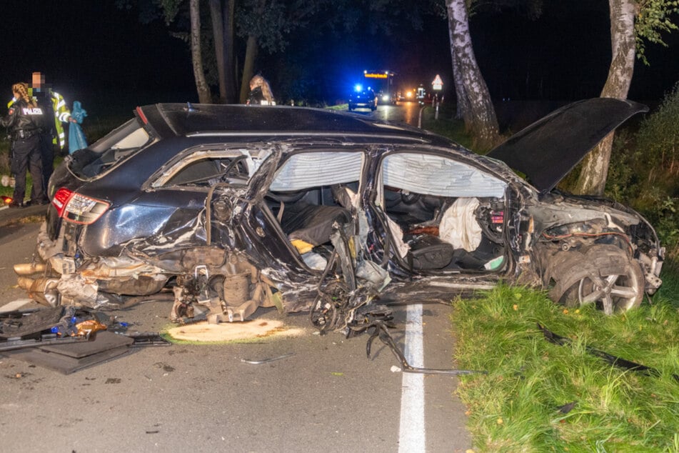 Schwerer Unfall! Junge Männer schleudern mit Audi gegen Baum