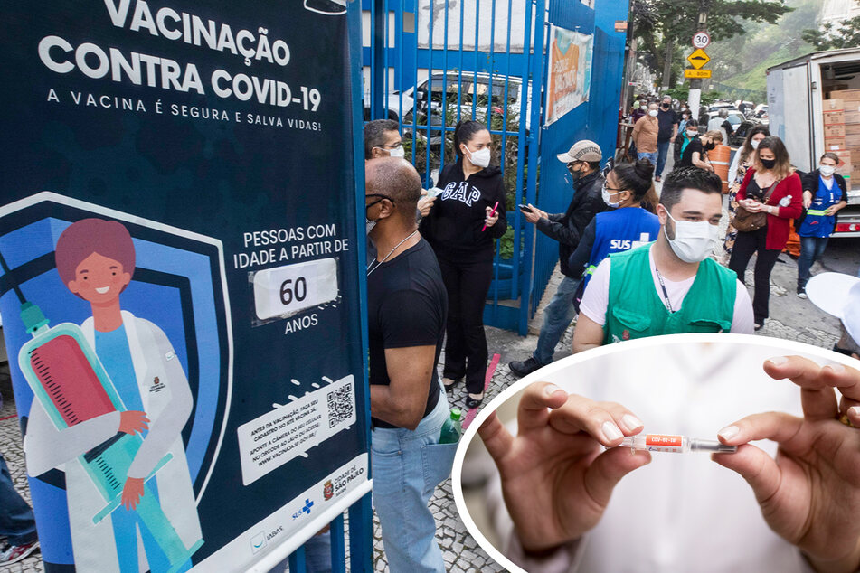Zahlreiche Menschen warten in einer Schlange vor einem Zentrum in São Paulo, um sich mit dem Vakzin von BioNTech/Pfizer impfen zu lassen.