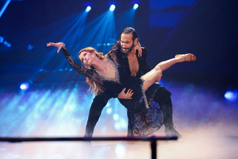 Für Schauspielerin Esther Schweins (55) und Profi Massimo Sinató (45) ist das Tanz-Abenteuer bei RTL unfreiwillig beendet.