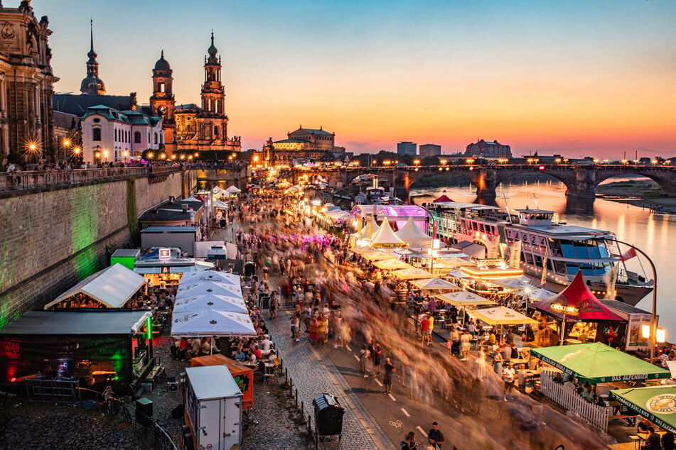 Am Terrassenufer war am Freitagabend schon viel los.