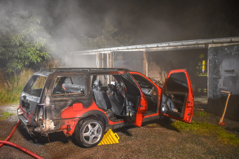 Der VW Golf stand in Lugau in einer Garage in Flammen.