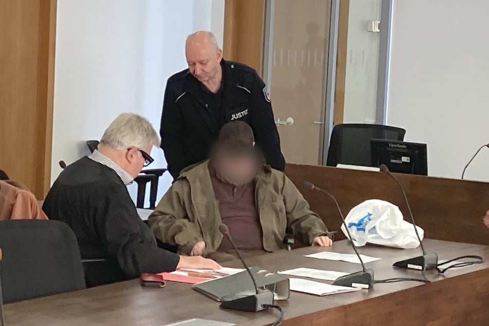 Der 74 Jahre alte Angeklagte (r.) erklärte vor Gericht die Hintergründe der Tat.