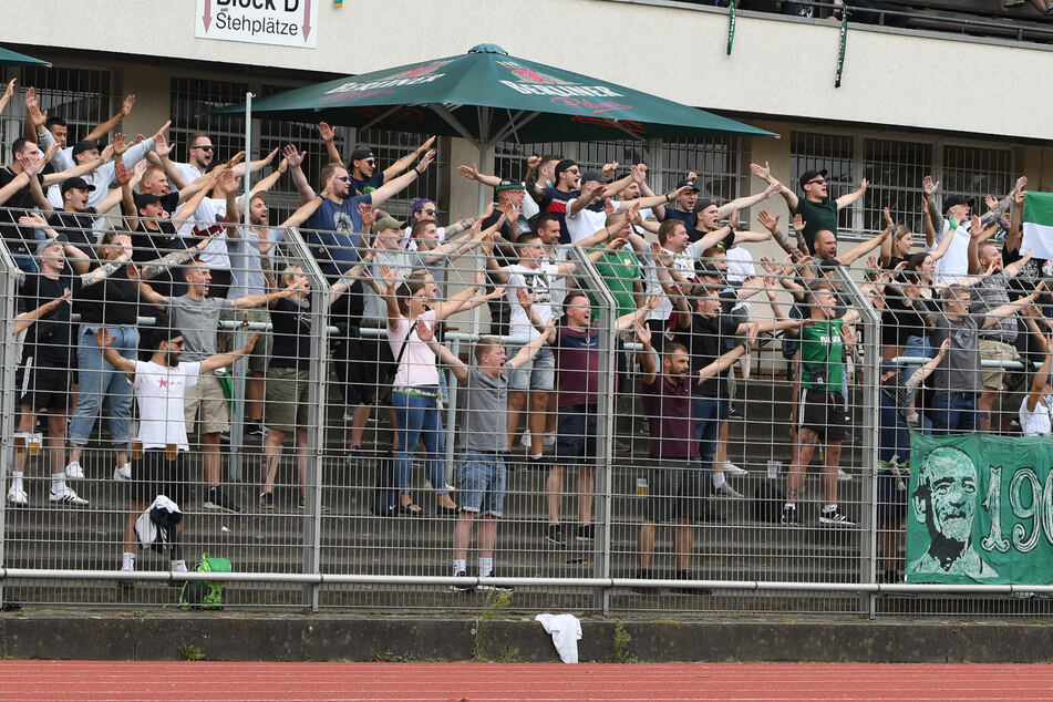 Die mitgereisten Chemie-Fans durften drei Tore ihrer Mannschaft bejubeln.