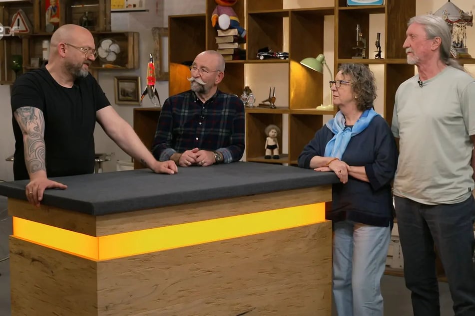 Steffi Harth (2.v.r.) aus Neustadt an der Weinstraße und ihr Partner Reinhard Pfeiffer (r.) wollen ihre besondere Rarität unbedingt bei "Bares für Rares" loswerden.