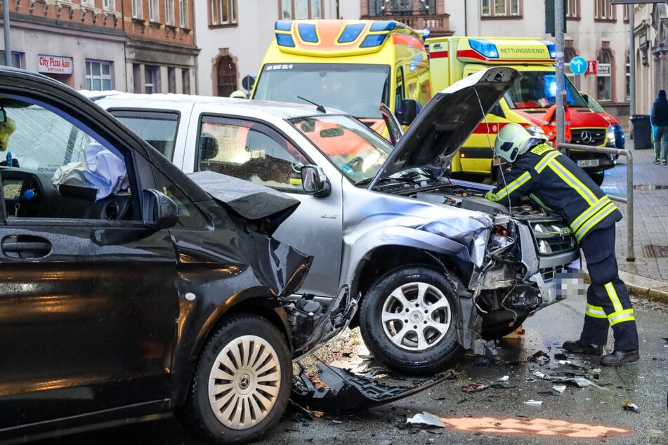 Autos krachen zusammen: Zwei Verletzte und schwerer Blechschaden