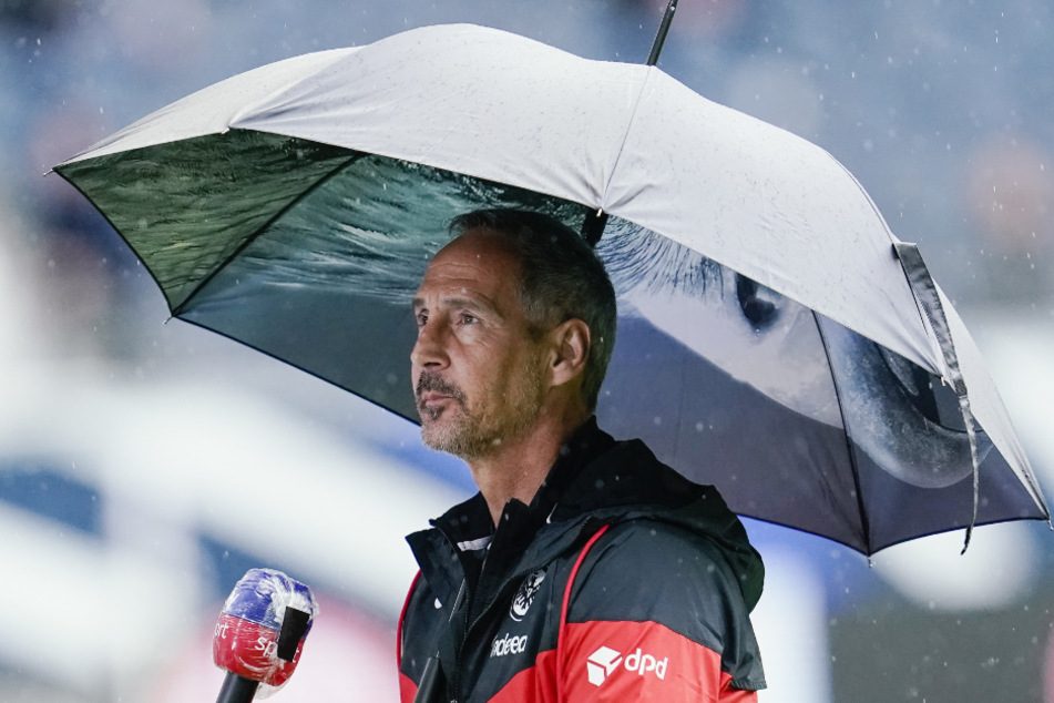 Frankfurts Trainer Adi Hütter kommt mit Regenschirm ins Stadion. (Symbolfoto)