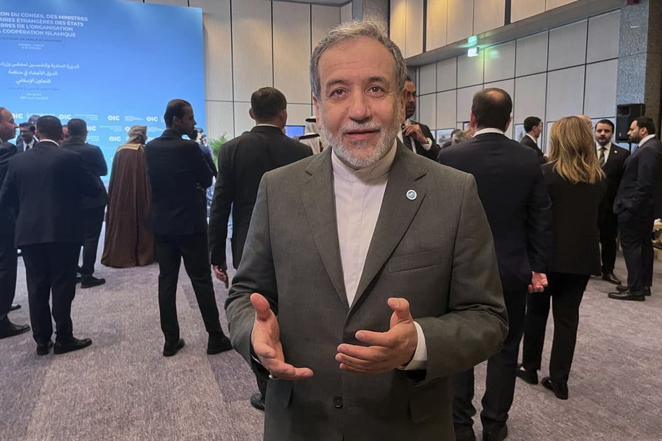 Der iranische Außenminister Abbas Araghtschi (62) am Rande des Treffens der Organisation für Islamische Zusammenarbeit (OIC) in Istanbul.