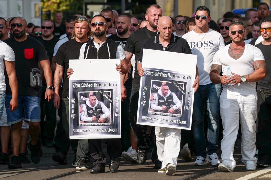 Nach den tödlichen Schüssen auf ihren Club-Bruder Veysel A. (†27) zogen die UT-Rocker um Sooren O. (40, mit Plakat links) in einem Trauermarsch durch den Eisenbahnstraßen-Kiez.