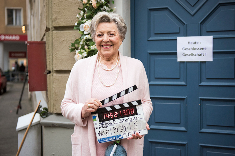 Schauspielerin Marie-Luise Marjan (Rolle "Mutter" Beimer) hält am Set vor dem "Restaurant Akropolis" die letzte Klappe der "Lindenstraße".